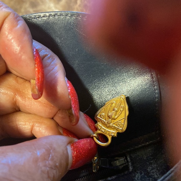 This vintage Gucci smoke free environment still has some good qualities about it - Picture 4 of 7